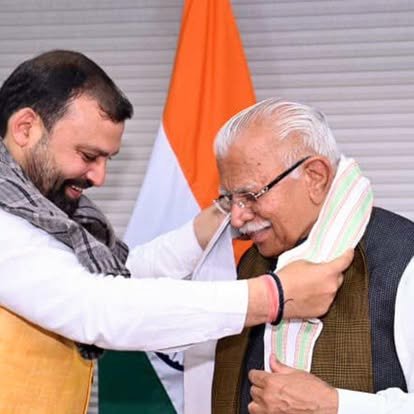 Manoj Goel receiving award from senior BJP leader