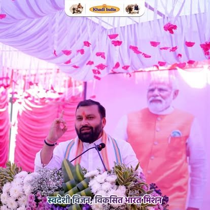 Manoj Goel addressing beneficiaries at programme